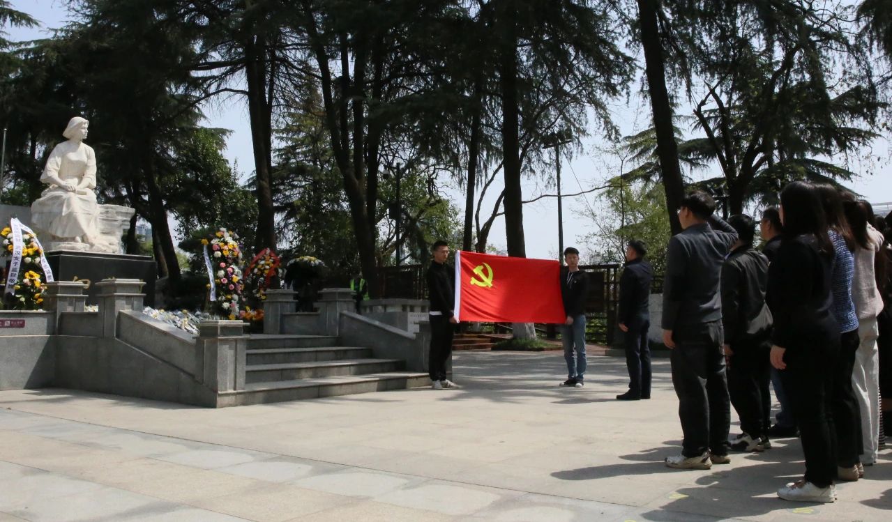 缅怀革命先烈 赓续红色精神丨世界杯官网线上平台集团党委组织开展清明祭扫主题活动